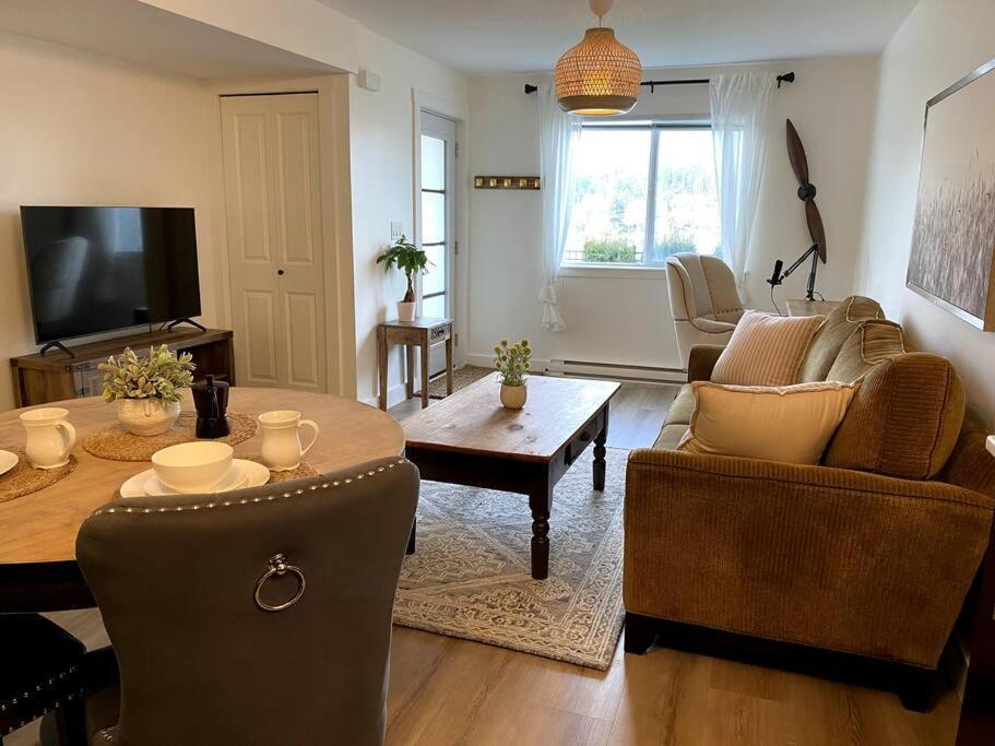 Cozy Lakeview Suite วิกตอเรีย ภายนอก รูปภาพ
